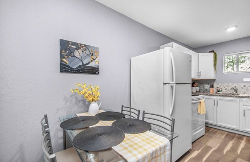 Park Place Apartment | Cozy Stay | 3 Full Beds | Near HEB & Hwy
