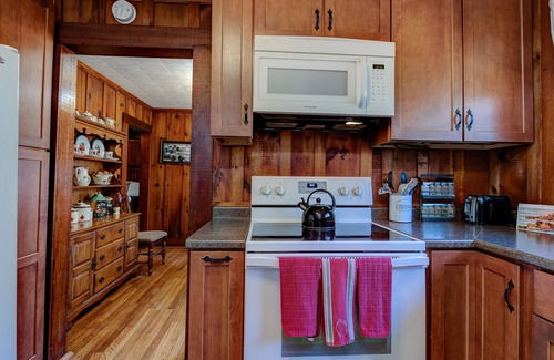 Rosman Cottage | Cozy Stay Near Brevard: Hot Tub & Creek Views