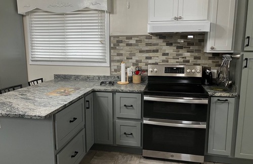 Cayce House | Cozy Stay Near USC, Downtown Columbia & Fort Jackson