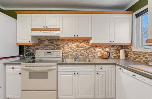 Drumheller House | Cozy stay with just a 5 minute walk to downtown Drumheller!