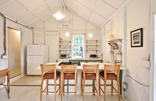 Stockbridge Cabin | Cozy Stockbridge Cabin - Walk to Beach & Lake!