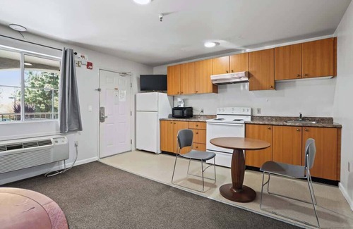 Fremont House | (Cozy studio, 1BED, 1BA, w/kitchen)