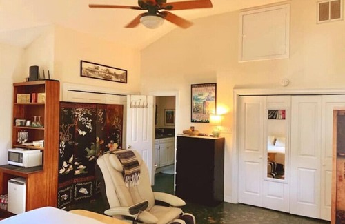 Bouldin Apartment | ❤️Cozy Studio 5 Min 2 DT > Home-Baked Bread > Fab Massage Chair > Screened Porch