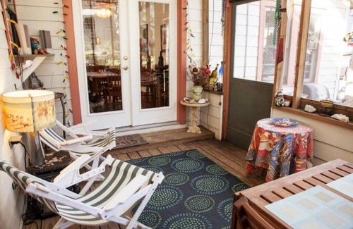 Bouldin Apartment | ❤️Cozy Studio 5 Min 2 DT > Home-Baked Bread > Fab Massage Chair > Screened Porch