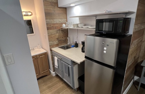 Orlando Apartment | Cozy Studio Apartment, free parking, close to airport.