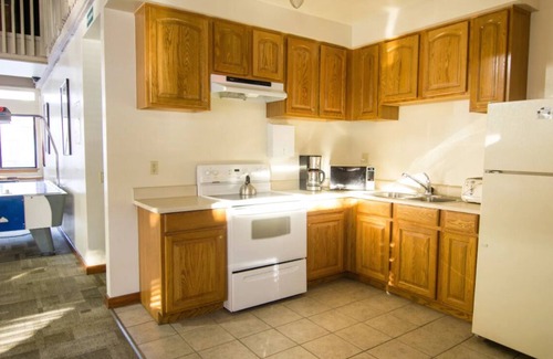 Mammoth Lakes Apartment | Cozy studio close to slope and golf