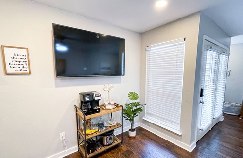 Fort Worth Condo | Cozy Studio condo with pool, nightlife and restaurants!