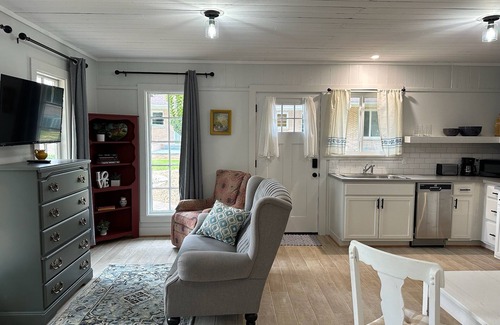 Summit Cottage | Cozy Studio Cottage in Summit - near hospital, shopping, restaurants and more