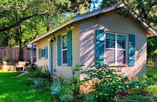 Grey Forest Cottage | Cozy Studio Cottage - Near Floores Country Store, SeaWorld and Fiesta Texas
