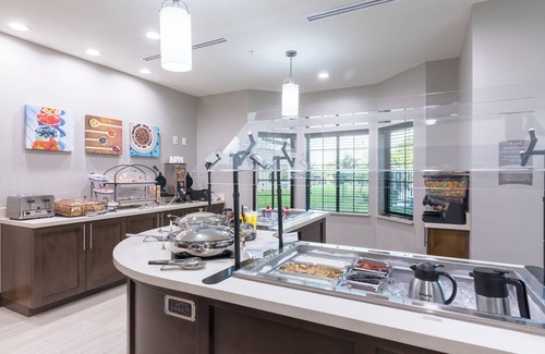 Lake Jackson Apartment | Cozy Studio. Free Breakfast Buffet. Outdoor Pool.