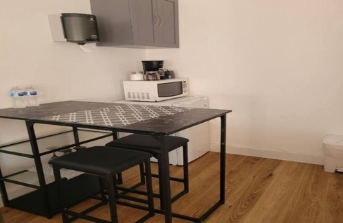 Flagami Apartment | cozy studio, location, location, 3 minutes from Miami int airport