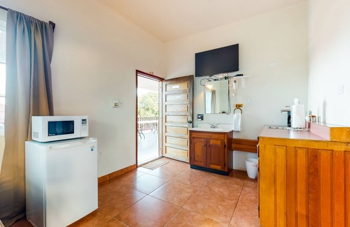 Hopkins Apartment | Cozy studio near town with an ocean view, free WiFi, partial AC & shared deck