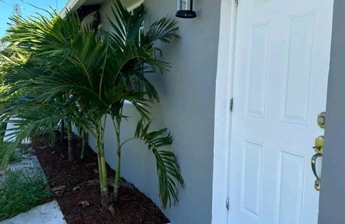 Ojus House | Cozy Studio/Room in Aventura