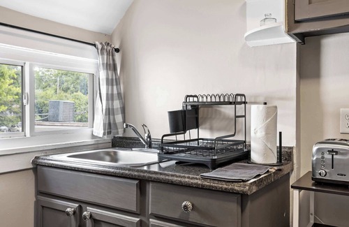 Bonnycastle Apartment | Cozy Studio Retreat in the Heart of the Highlands