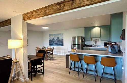 Lake Forest Park Apartment | Cozy studio that sleeps 4 in Kenmore with a/c, WiFi and farm fresh eggs!