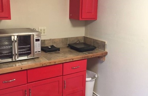 Gordon Apartment | Cozy Studio, Travelling Medical Professionals and longer term rentals welcome