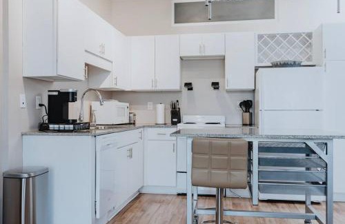 DeBaliviere Place Apartment | Cozy Studio w Pool & WFH Setup St Louis