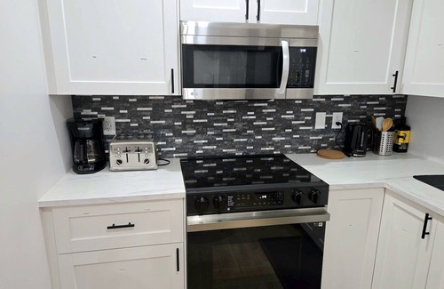 West Edmonton House | Cozy Suite - 2 Bedrooms *King Bed* - Equipped - Close to West Edmonton Malln