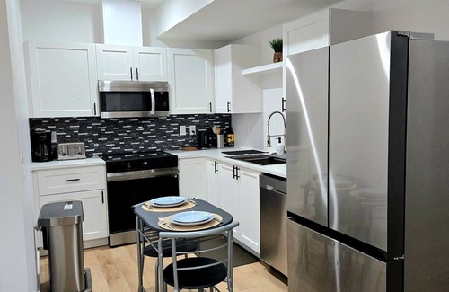 West Edmonton House | Cozy Suite - 2 Bedrooms *King Bed* - Equipped - Close to West Edmonton Malln