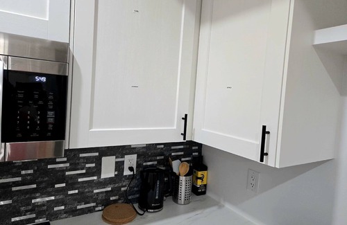 West Edmonton House | Cozy Suite - 2 Bedrooms *King Bed* - Equipped - Close to West Edmonton Malln
