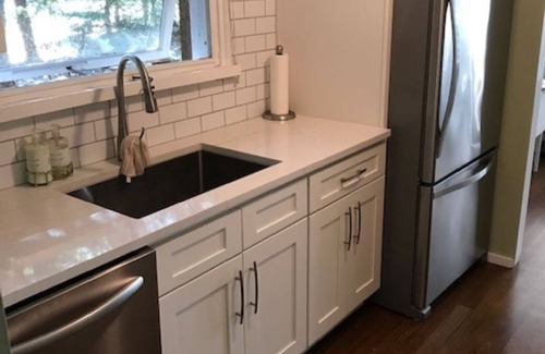Maple City House | Cozy Summer Cottage - great central location!