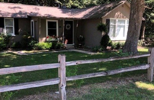 Maple City House | Cozy Summer Cottage - great central location!