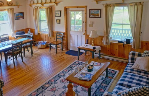 Panmure Island Cottage | Cozy Summer House on Idyllic Waterfront at The Manor at Panmure