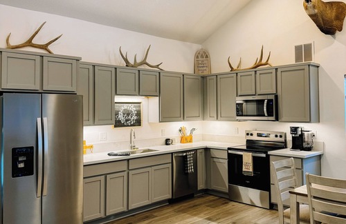 Brightwood Apartment | Cozy Super Barn Studio with pool table, king beds. 30 minutes from ski resort.