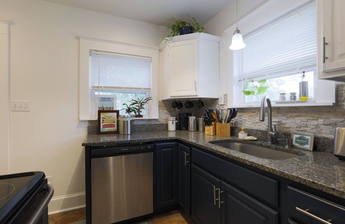 Kansas City House | Cozy Sustainable Stay in Kansas City > 5 Min to Downtown!