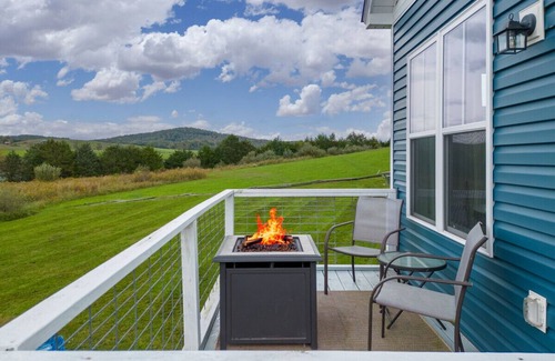 Lexington Cottage | Cozy Tiny House with Mountain Views, Firepit, Deck & Clawfoot Tub