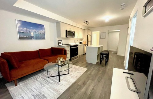 Clairlea House | Cozy Toronto Townhouse, Walking Distance To Shops and TTC Friendly!