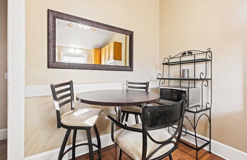 Babe Denny House | Cozy Town Home - Walk To Everything Downtown!