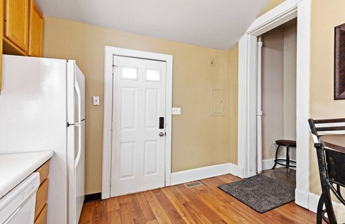 Babe Denny House | Cozy Town Home - Walk To Everything Downtown!