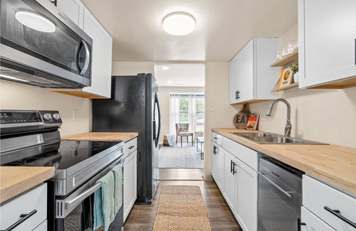 Sterling House | Cozy Townhome - 7 min from Dulles Aiport/35 min to DC!