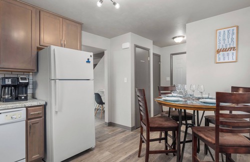 Appleton House | Cozy Townhome w/Garage in Appleton