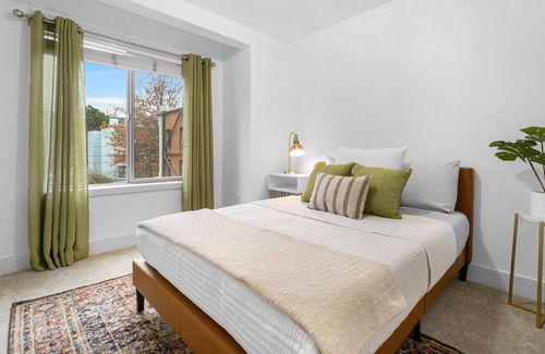 Squire Park House | Cozy townhome w/rooftop deck
