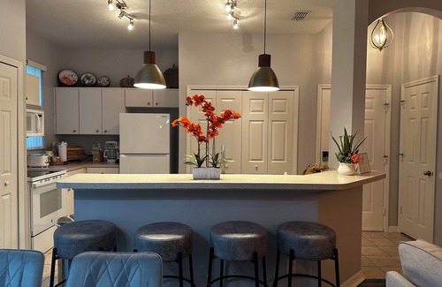 Cumbrian Lakes House | Cozy townhouse close to Disney, Universal parks, restaurant with prkg free