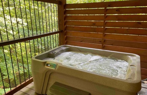 Millersburg Cabin | Cozy Treetop Getaway with Hot Tub