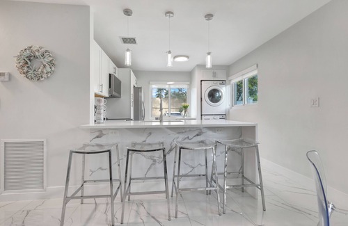 Melaleuca Gardens House | Cozy tropical home/Fishing near the ocean!