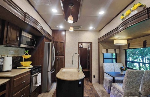 River Ranch RV Rental | Cozy two bedroom and two full bath w/golf cart