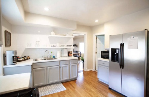 Forest Park House | Cozy Two Bedroom Apartment in Downtown Forest Park
