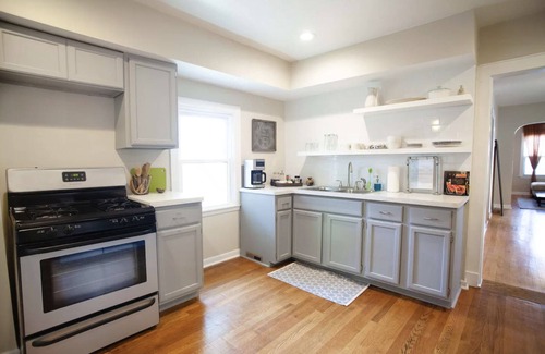 Forest Park House | Cozy Two Bedroom Apartment in Downtown Forest Park