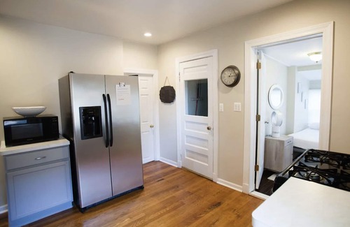 Forest Park House | Cozy Two Bedroom Apartment in Downtown Forest Park