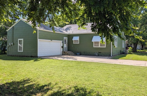 Arkansas City House | Cozy two-bedroom house with central heat and air. Close to downtown Ark City.