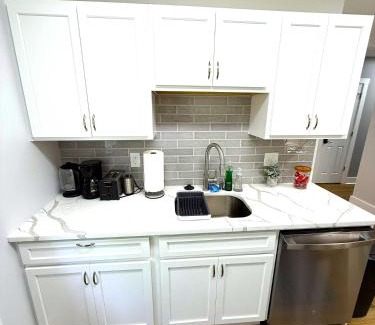 Wilmington Apartment | Cozy unit King bed & laundry