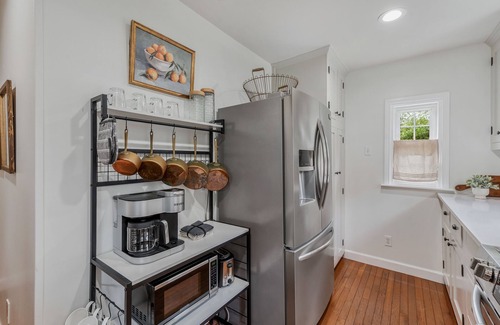 Navasota Cottage | Cozy up at Avenue Six Cottage!