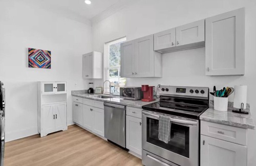 Milan House | Cozy Uptown 2 Bedroom Home w/3 Beds & Parking