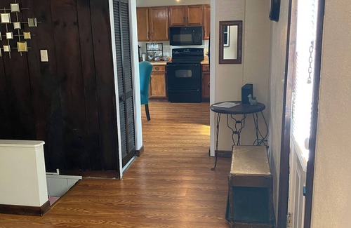 Ambridge House | COZY URBAN BUNGALOW Pet Friendly! Near PIT Airport, Pgh Stadiums & Museums!