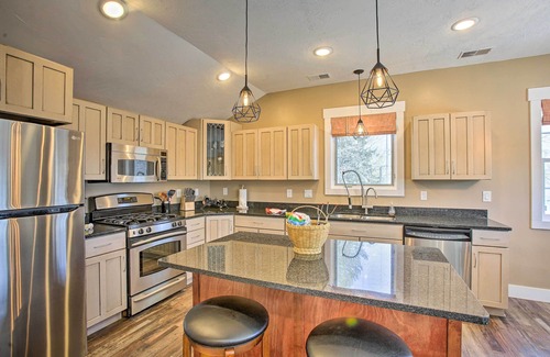 Ludington Apartment | Cozy & Urban Ludington Apt ~ 1 Mi to Lake Michigan