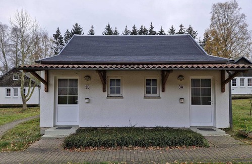 Gristow House | Cozy vacation bungalow for 2 with double bed